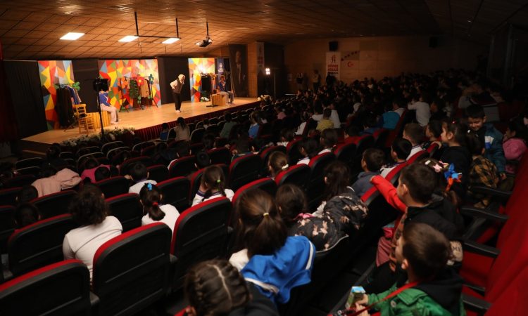 HBB ŞEHİR TİYATROSU MİNİKLERİN YÜZÜNÜ GÜLDÜRDÜ