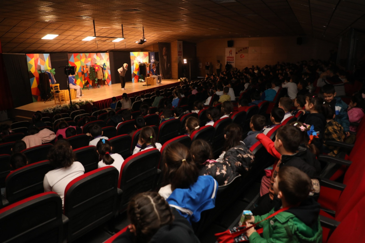 HBB ŞEHİR TİYATROSU MİNİKLERİN YÜZÜNÜ GÜLDÜRDÜ