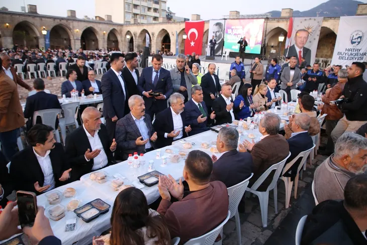 BAŞKAN ÖNTÜRK, PAYASLI HEMŞERİLERİYLE İFTAR SOFRASINDA BULUŞTU