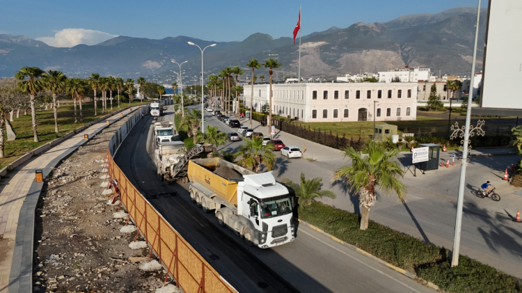 HBB, İSKENDERUN SAHİL YOLUNU ASFALTLIYOR