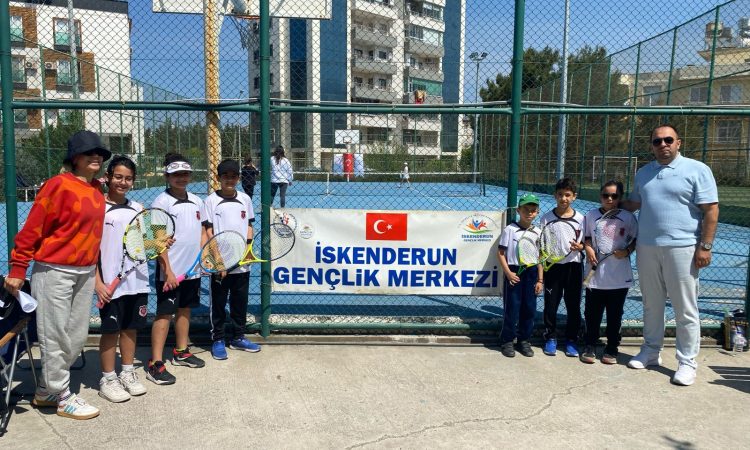 TBMM 23 Nisan Etkinlikleri Tenis Müsabakaları Gençlik Merkezinde Gerçekleşti