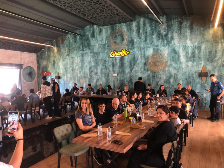 ARSUZ EMNİYET MÜDÜRÜ HASAN GÜN ‘ DEN ÖZEL ÇOCUKLARA ÖZEL HEDİYE…