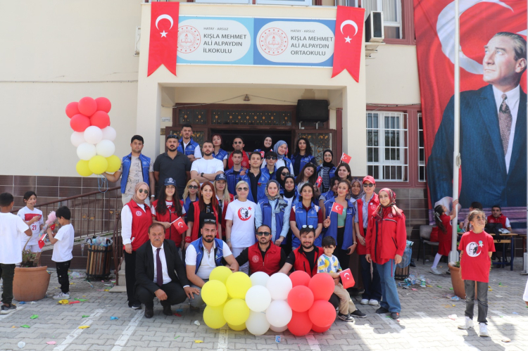 İSKENDERUN GENÇLİK MERKEZİ BU YIL DA 23 NİSAN COŞKUSUNU KÖY OKULUNDA YAŞATTI!