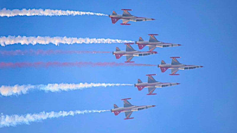 TÜRK YILDIZLARI GÖSTERİSİ BÜYÜLEDİ