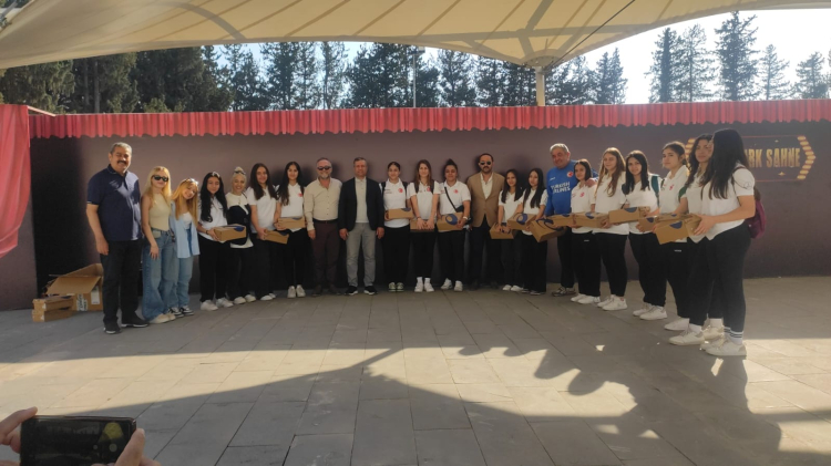 İskenderun Belediyesi Hentbol Takımına Yolculuk Öncesi Moral Ziyareti Yapıldı.