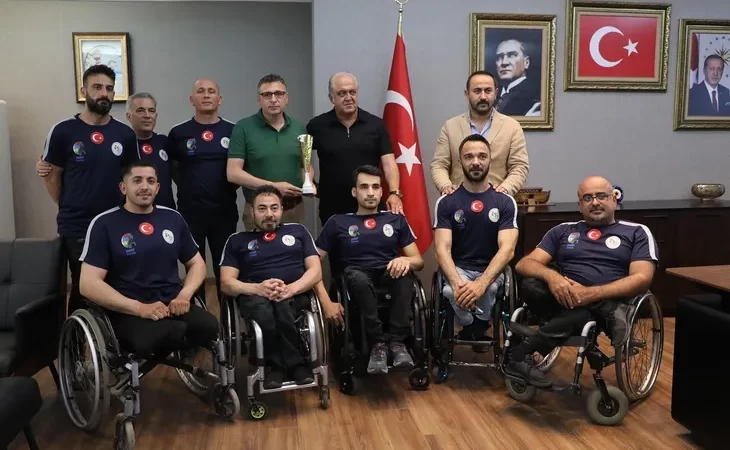 BAŞKAN MEHMET DÖNMEZ ŞAMPİYON TAKIMI TEBRİK ETTİ