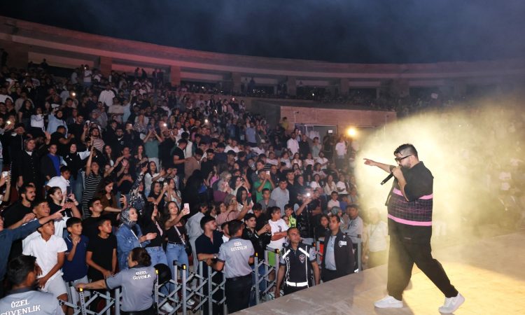 GENÇLER EYPİO KONSERİ İLE COŞTU