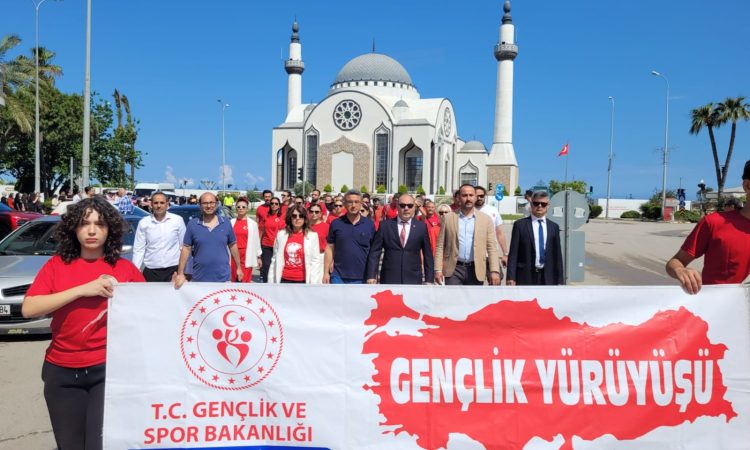 İSKENDERUN’DA ‘GENÇLİK YÜRÜYÜŞÜ’ COŞKUSU