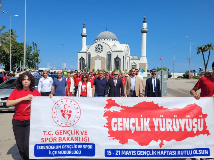 İSKENDERUN’DA ‘GENÇLİK YÜRÜYÜŞÜ’ COŞKUSU
