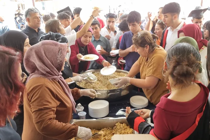 İSKENDERUN ROTARY TİCARET MESLEKİ VE TEKNİK ANADOLU LİSESİ’NDE PİLAV GÜNÜ ETKİNLİĞİ DÜZENLENDİ