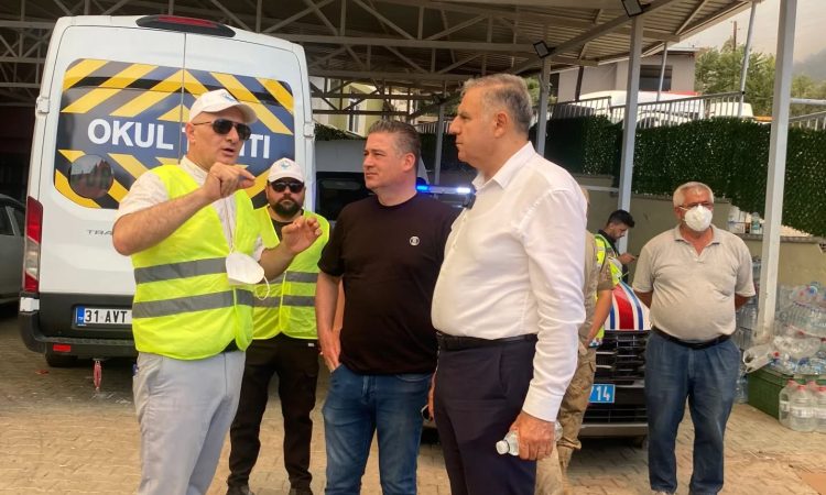 ARSUZ BELEDİYESİ EKİPLERİ YANGIN BÖLGESİNDE