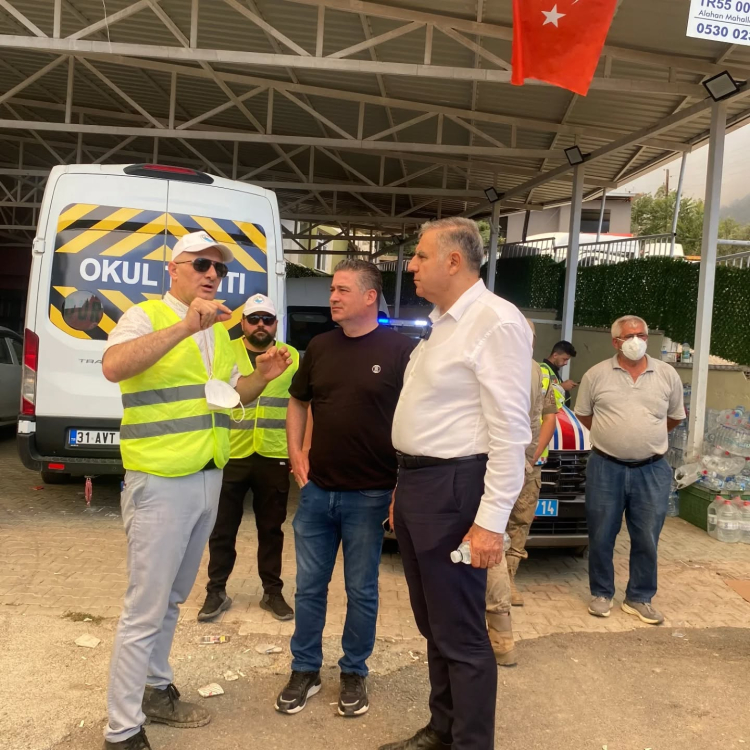 ARSUZ BELEDİYESİ EKİPLERİ YANGIN BÖLGESİNDE