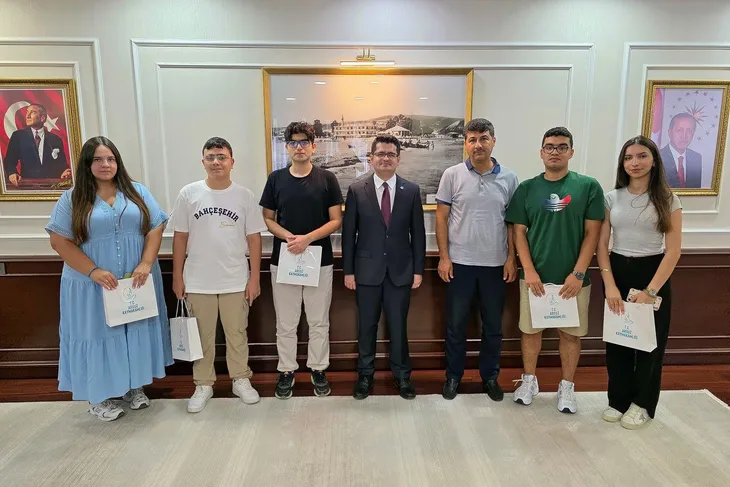 Kaymakam Eroğlu, LGS ve YKS’de Başarı Sağlayan Öğrencileri Ağırladı