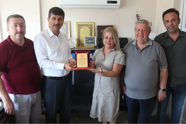 Arsuz İlçe Milli Eğitim Müdürü Yanmaz’dan Tuğba Kara’ya Plaket
