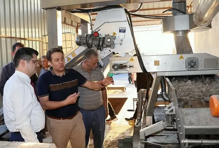 Kaymakam Eroğlu, Boduroğulları Zeytinyağı ve Nar Sıkma Fabrikasını ziyaret etti