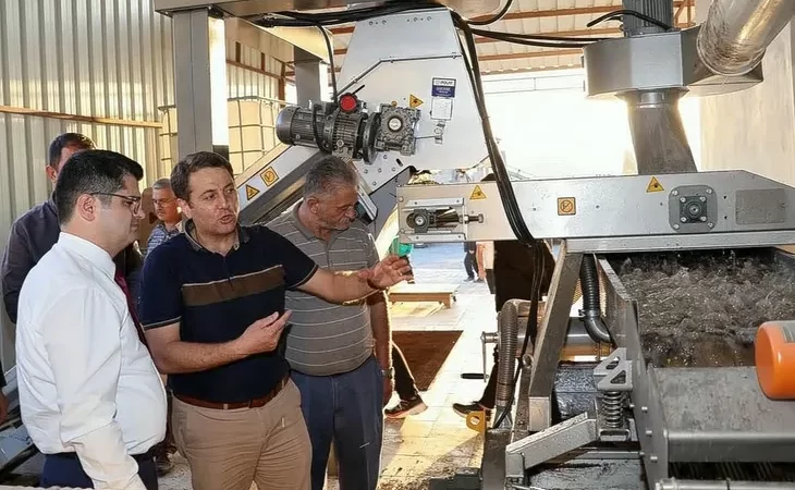Kaymakam Eroğlu, Boduroğulları Zeytinyağı ve Nar Sıkma Fabrikasını ziyaret etti