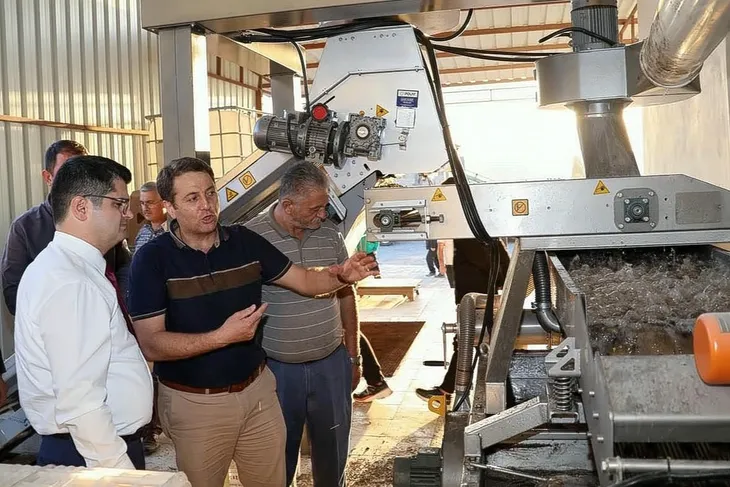 Kaymakam Eroğlu, Boduroğulları Zeytinyağı ve Nar Sıkma Fabrikasını ziyaret etti
