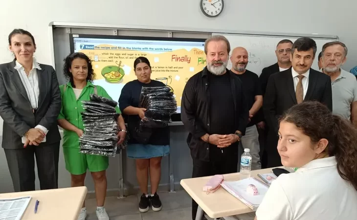 Op. Dr. Yılmaz Şahutoğlu, Zeynep Deniz Cavide Şahutoğlu Ortaokulu Öğrencilerine Forma Hediye Etti