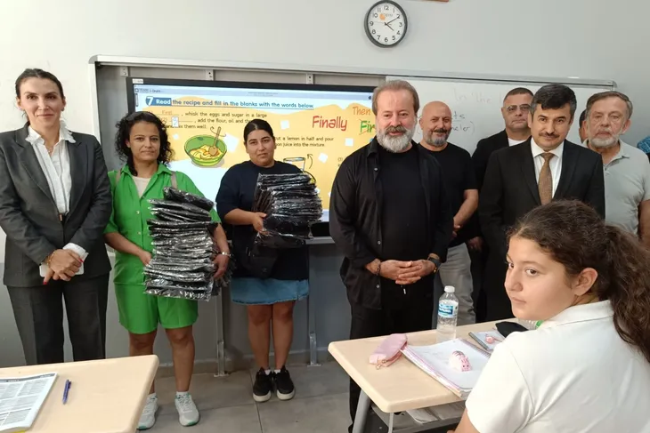 Op. Dr. Yılmaz Şahutoğlu, Zeynep Deniz Cavide Şahutoğlu Ortaokulu Öğrencilerine Forma Hediye Etti