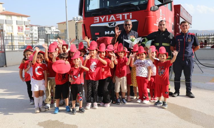 BÜYÜKŞEHİR İTFAİYESİNDEN ÇOCUKLARA YANGIN EĞİTİMİ