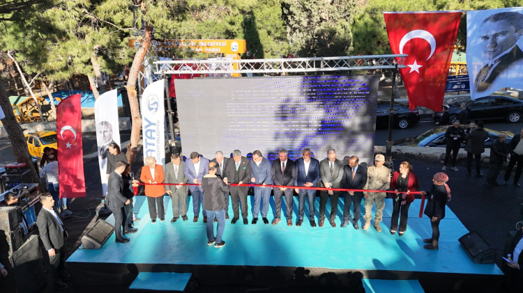 BAŞKAN ÖNTÜRK, İSKENDERUN’A NEFES ALDIRACAK PARKIN AÇILIŞINI YAPTI